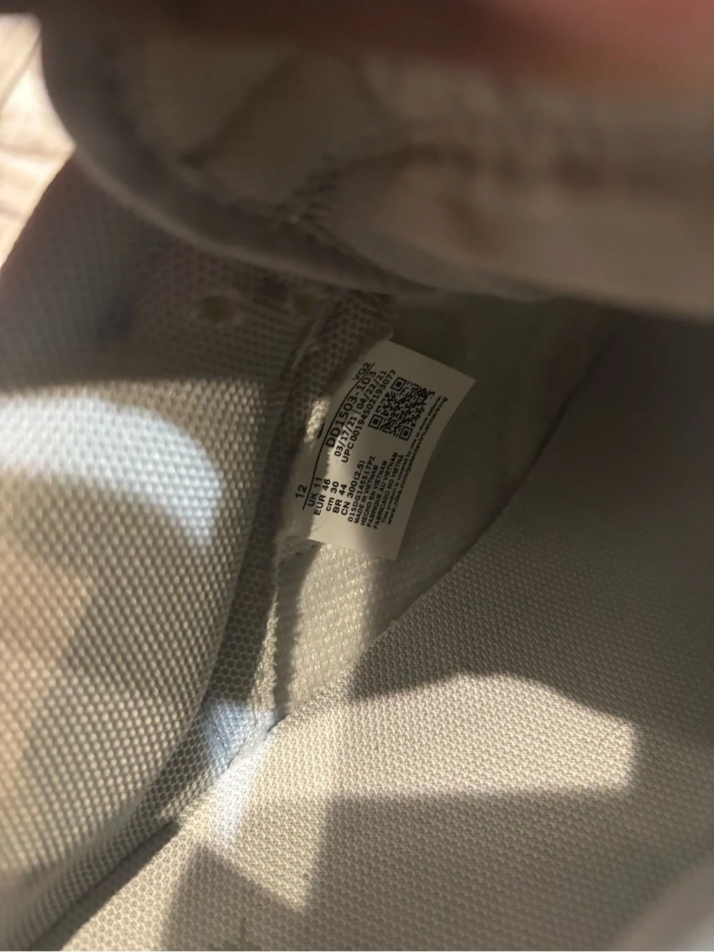 Nike Low-Top Sneakers in Grey and White